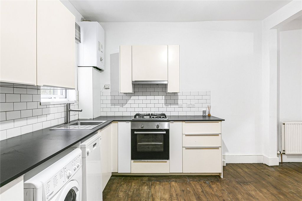 Property photo 3 of 19 Kitchen/Reception