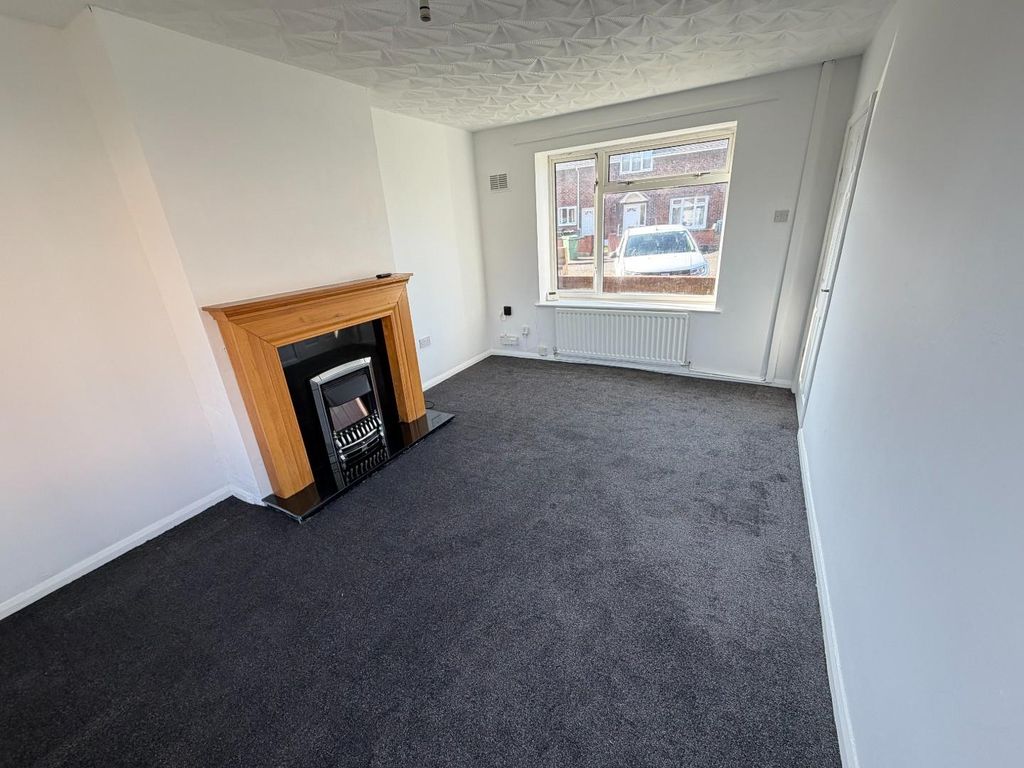 Property photo 3 of 18 Lounge