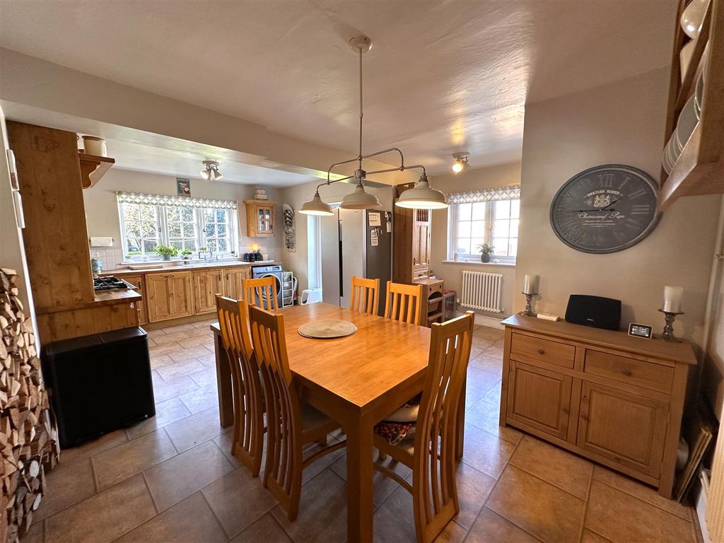 Property photo 2 of 22 Open-Plan Dining Kitchen 096