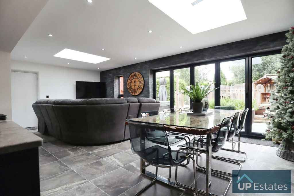 Property photo 3 of 27 Dining/ Seating Area