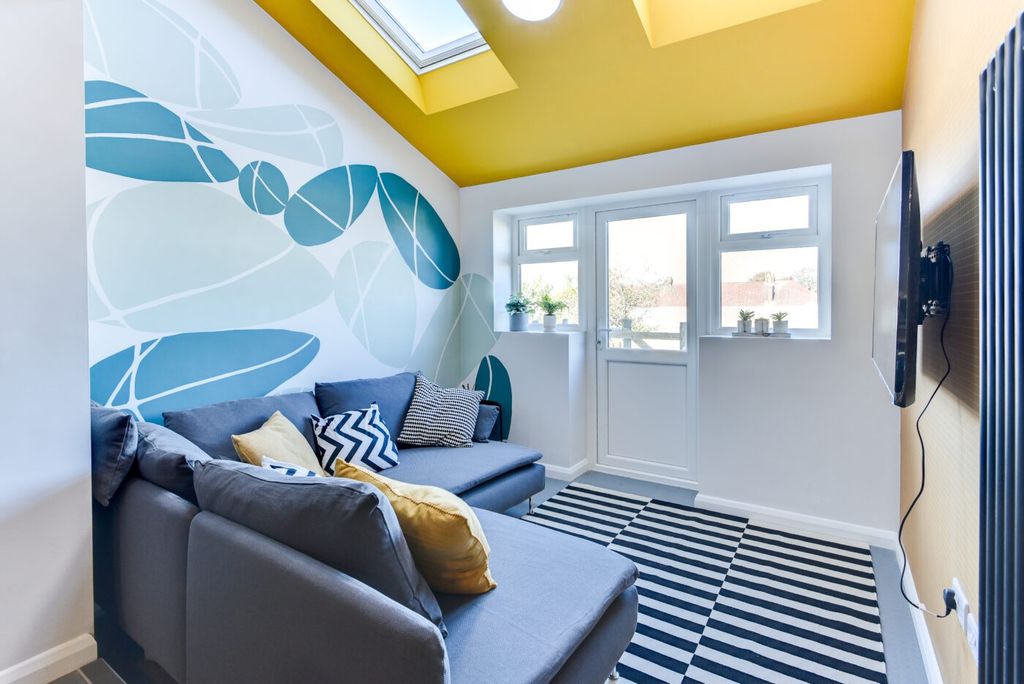 Property photo 1 of 6 Bright, Contemporary Living Room With A Comfortabl...