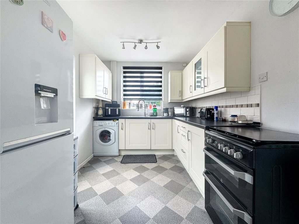 Property photo 3 of 19 Kitchen
