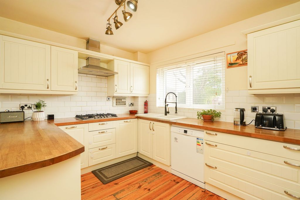 Property photo 3 of 25