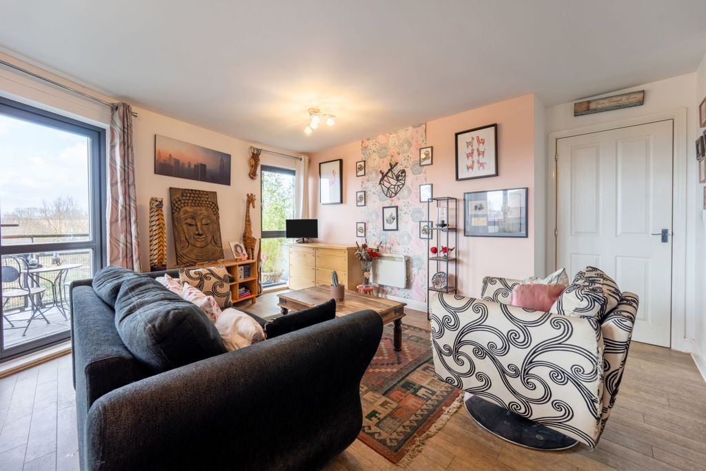 Property photo 1 of 21 Lounge