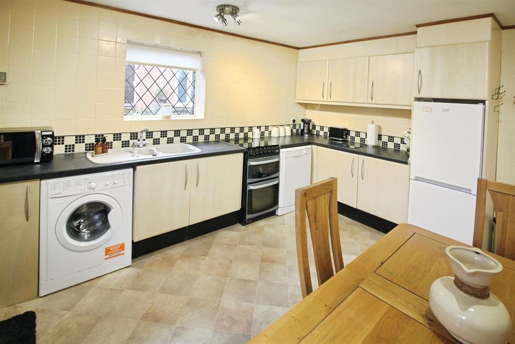 Property photo 3 of 12 Kitchen/Diner