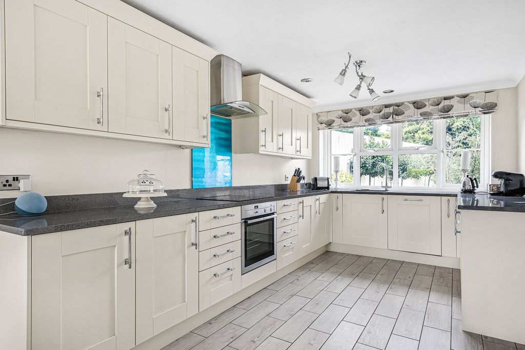 Property photo 3 of 23 Kitchen