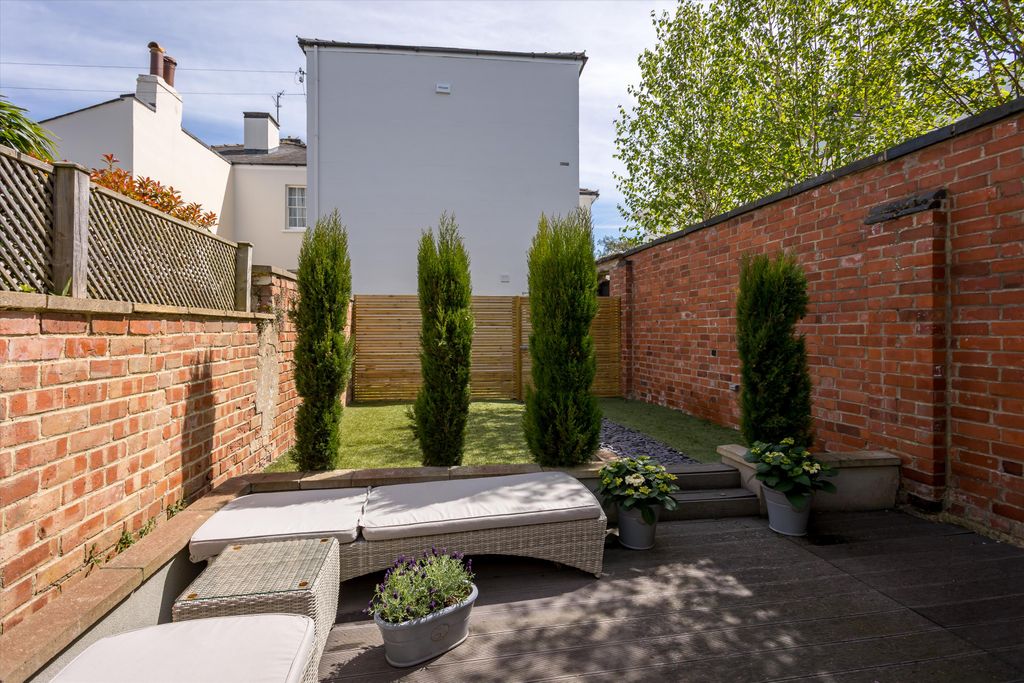 Property photo 2 of 18 Image