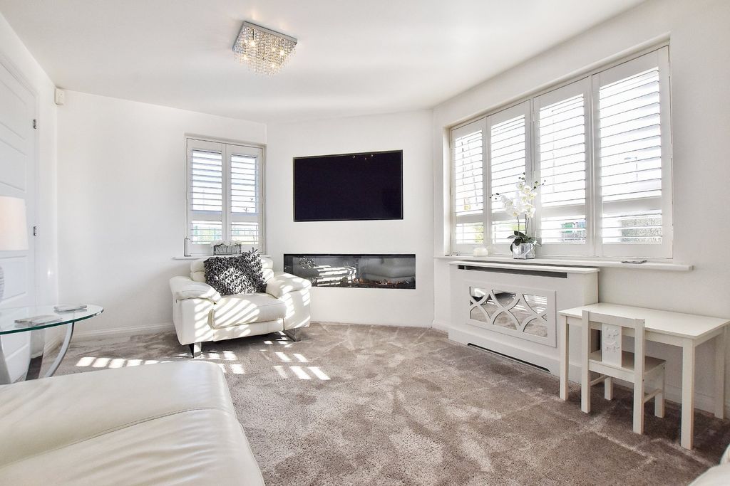 Property photo 2 of 18 Lounge