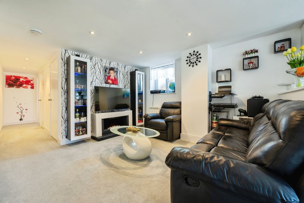 Property photo 2 of 28 Lounge