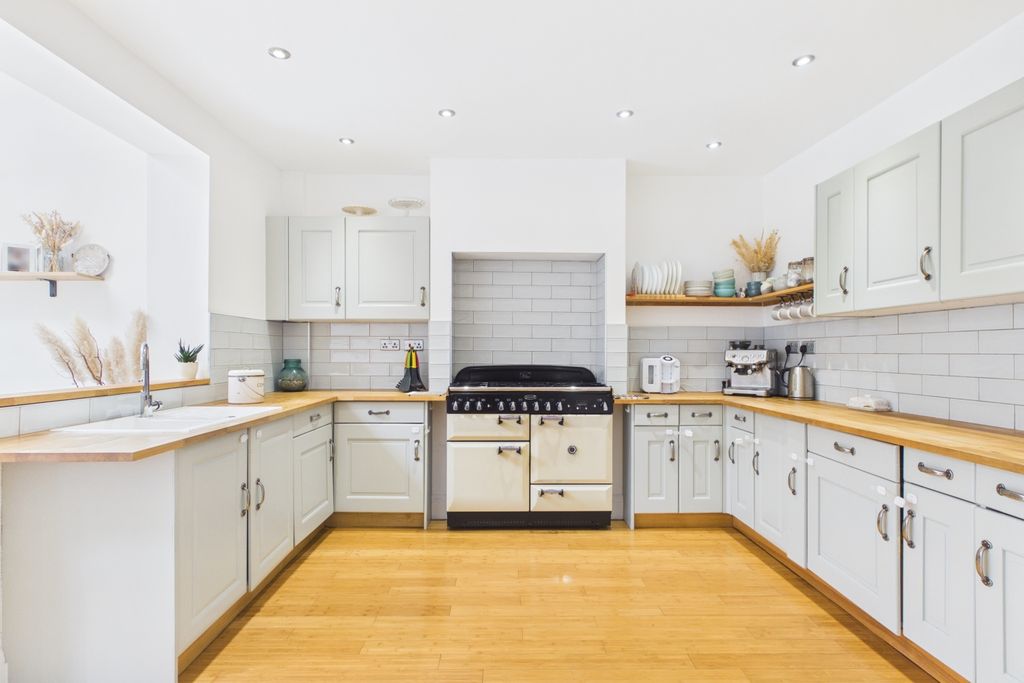 Property photo 2 of 27 Ewemove - Spalding - Halmer Gate - Open Plan Kitc