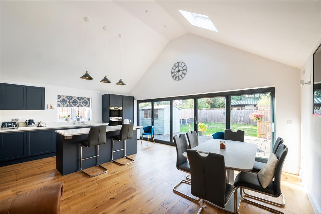 Property photo 2 of 17 85A Parkhurst Road Internals-12.Jpg
