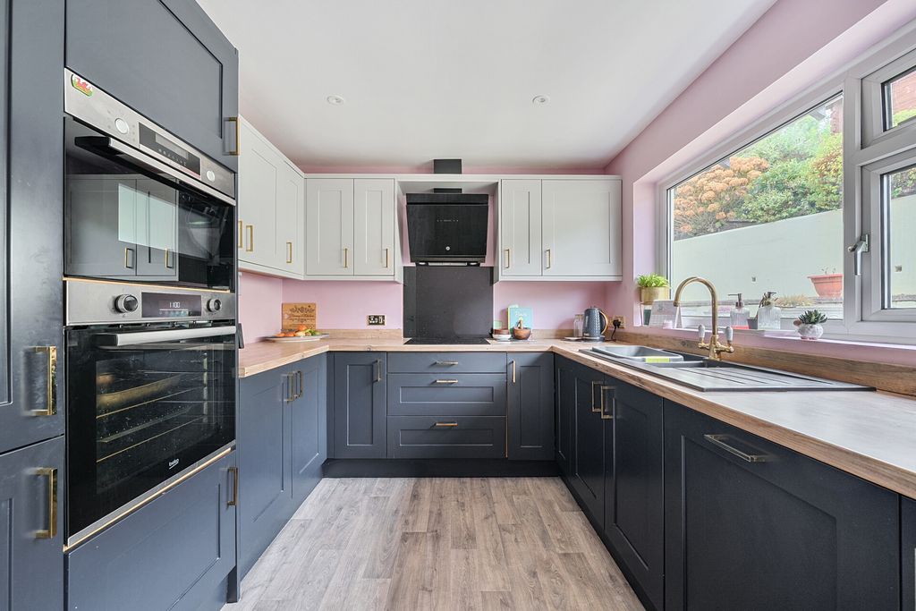 Property photo 2 of 22 16-6A8d7893Bf39B-...