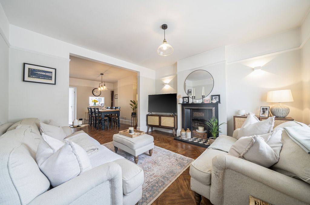 Property photo 2 of 14 Lounge1