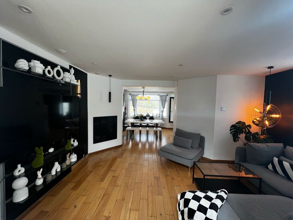 Property photo 3 of 27 Sitting/Dining Room