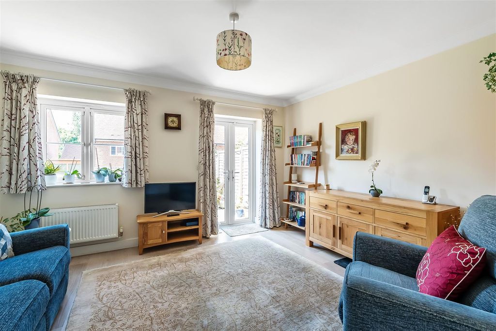 Property photo 3 of 13 15-Hartfield-Road-4.Jpg