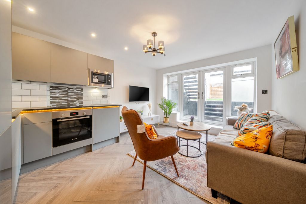 Property photo 1 of 11 1469467-16-6A185E...