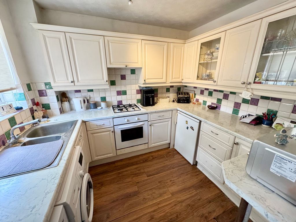Property photo 2 of 6 16 Bowers Close - Kitchen