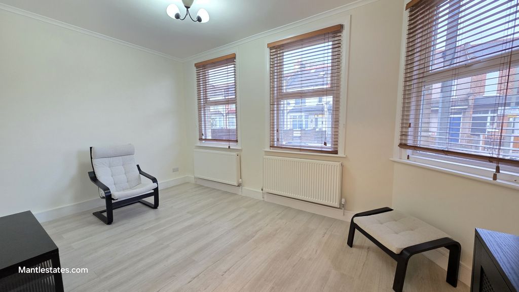 Property photo 2 of 18 Lounge