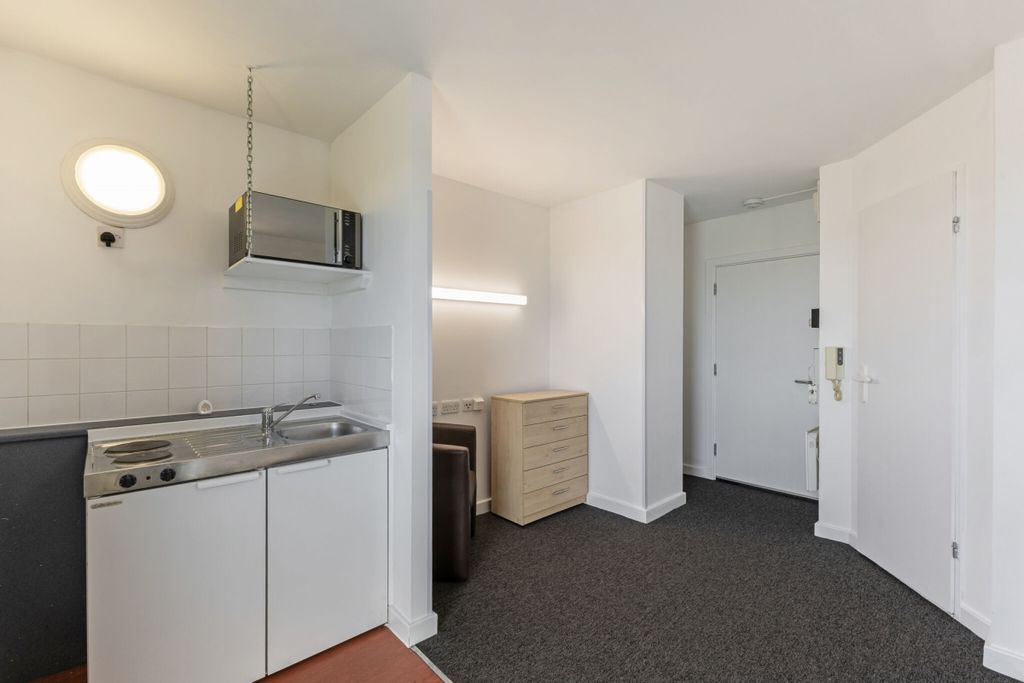 Property photo 3 of 7 107949_Flat 14C 8...