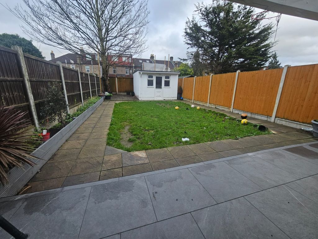 Property photo 2 of 3 Garden