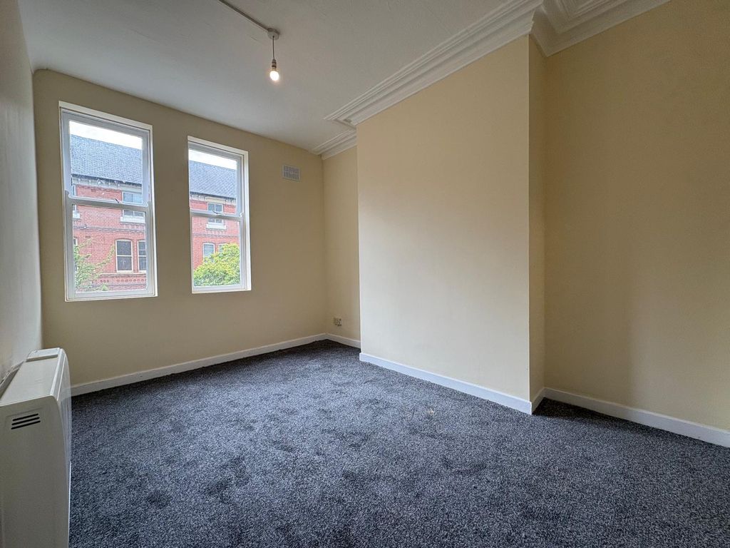 Property photo 2 of 7 372A806E-d5d5-446A-B9Df-5F974Afa389A