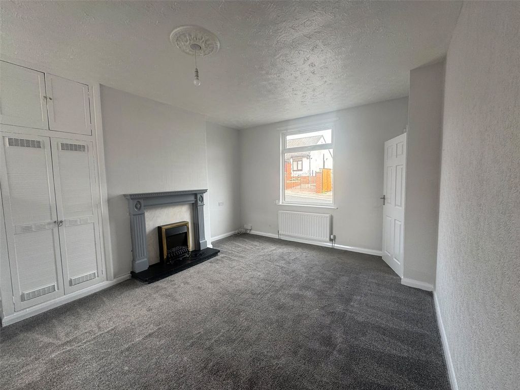 Property photo 3 of 7 Living Room