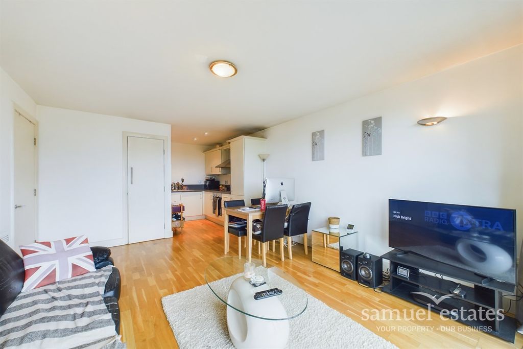 Property photo 2 of 12 Living Room / Kitchen