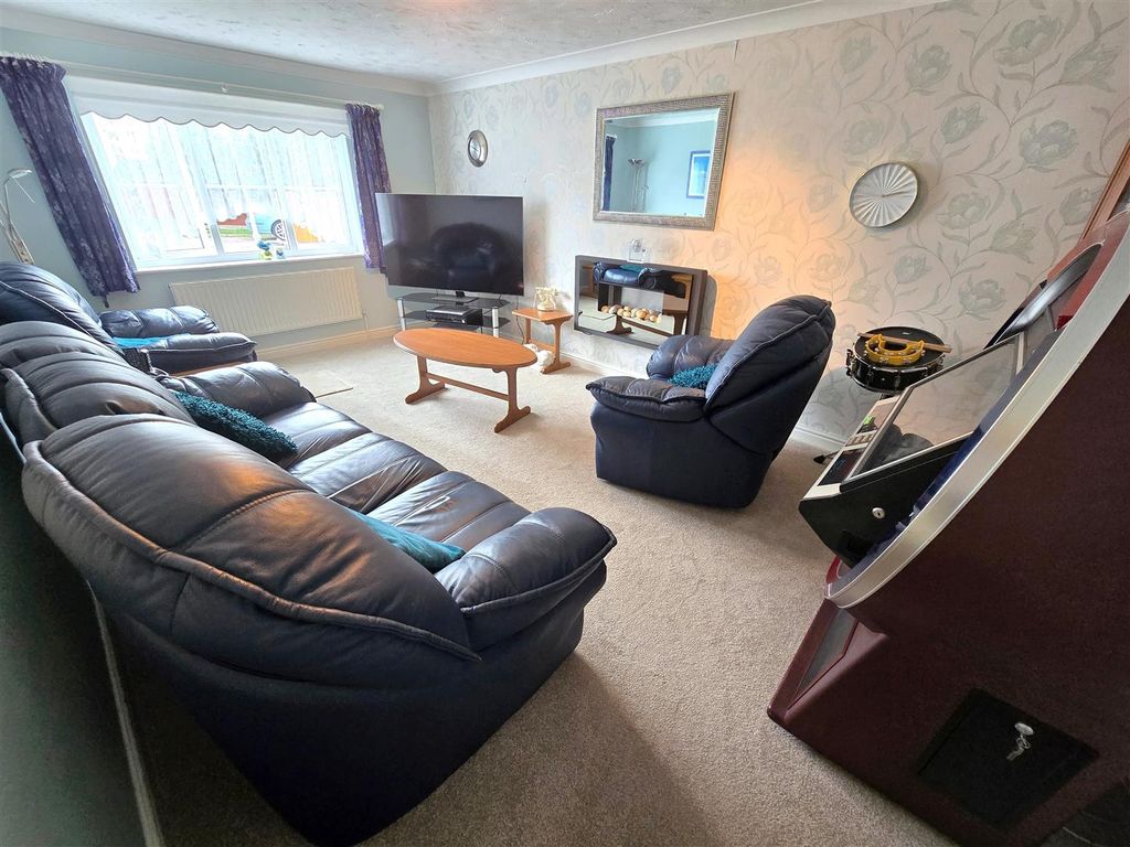 Property photo 3 of 18 Lounge