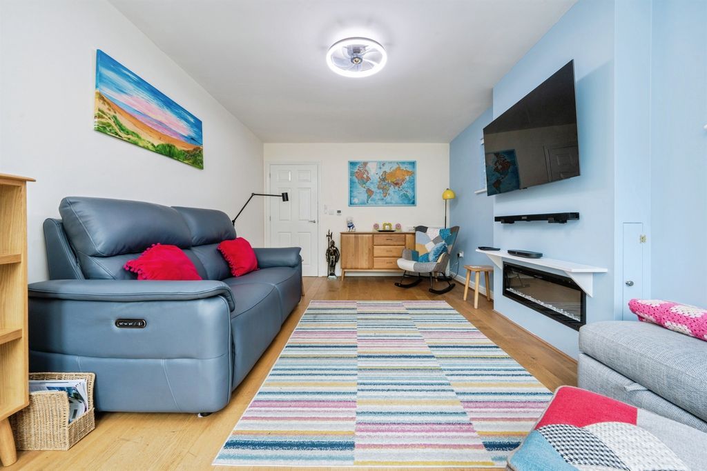 Property photo 3 of 27