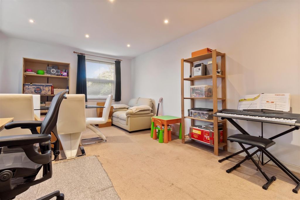 Property photo 3 of 17 2 Wentworth Court-002.Jpg