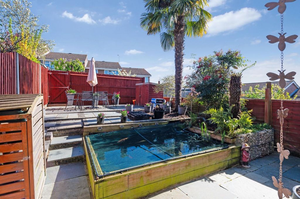 Property photo 3 of 14 Leas Close