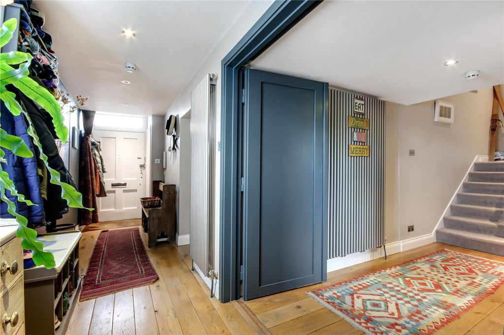 Property photo 3 of 29 Entrance Hall