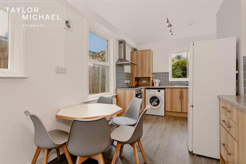 Property photo 1 of 17 Kitchen