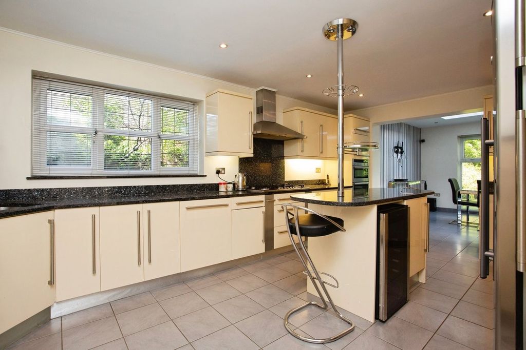 Property photo 2 of 25