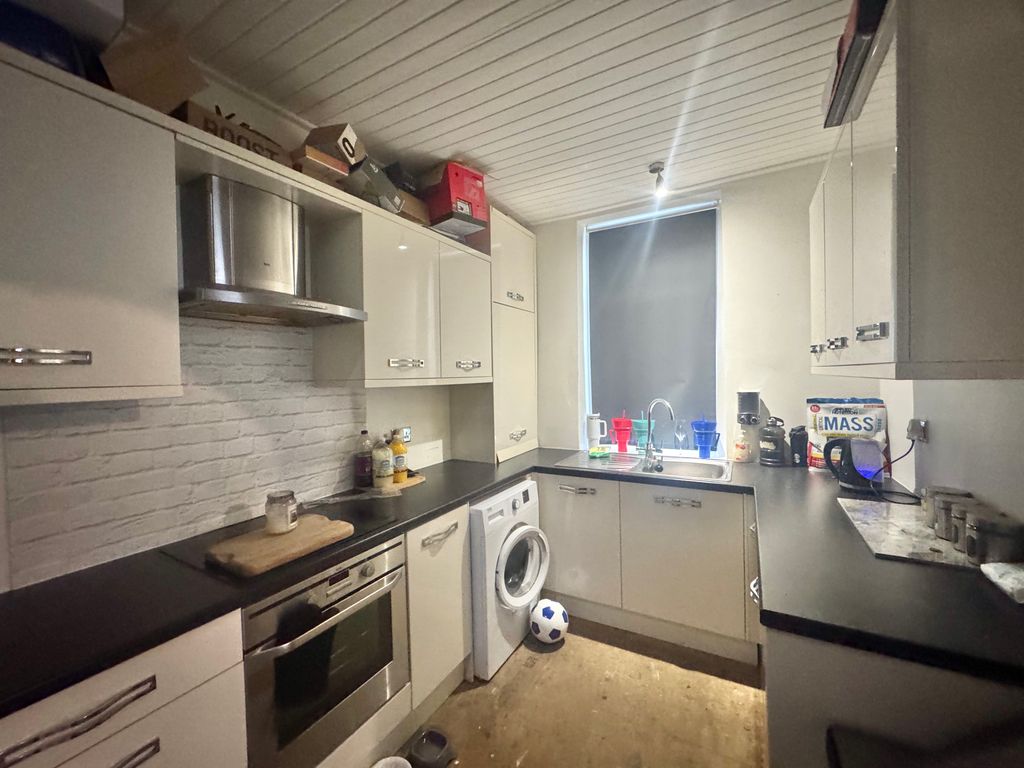 Property photo 3 of 7 Kitchen