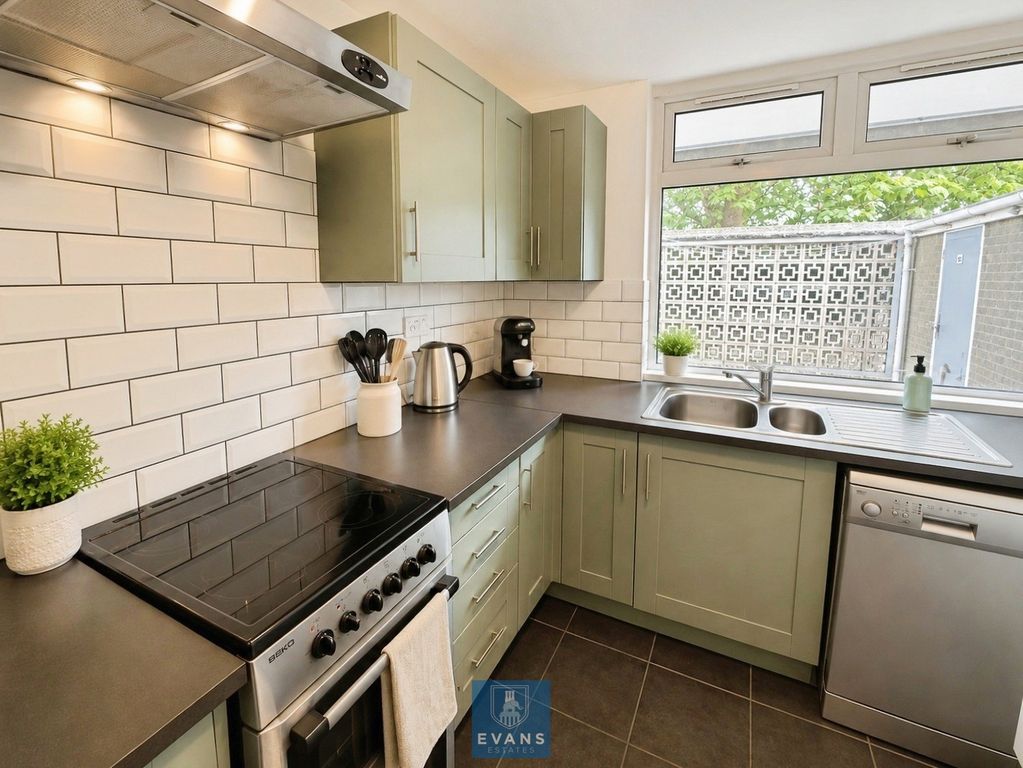 Property photo 3 of 11 Kitchen