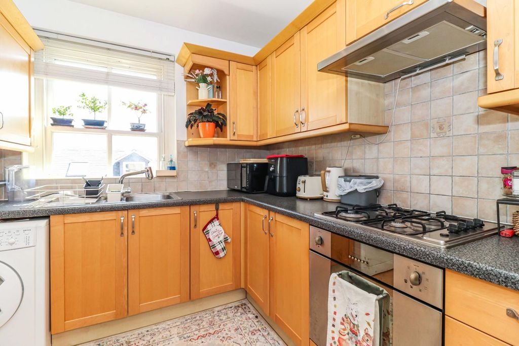 Property photo 3 of 11 Kitchen