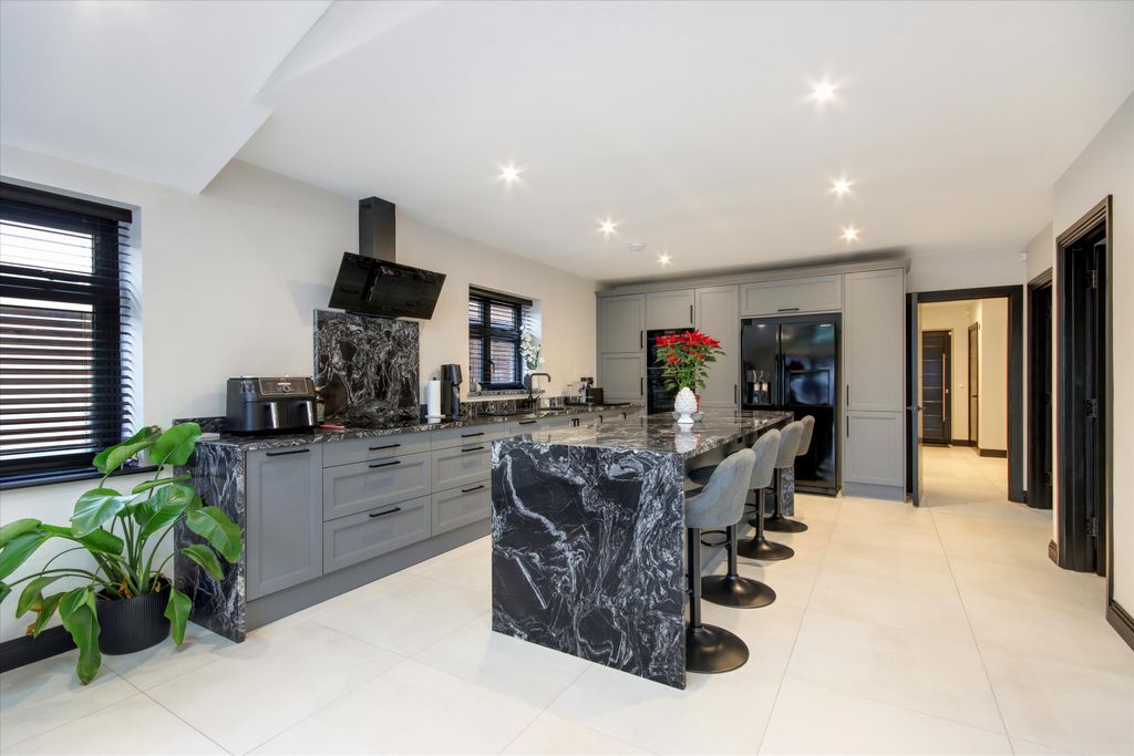 Property photo 3 of 18 Image