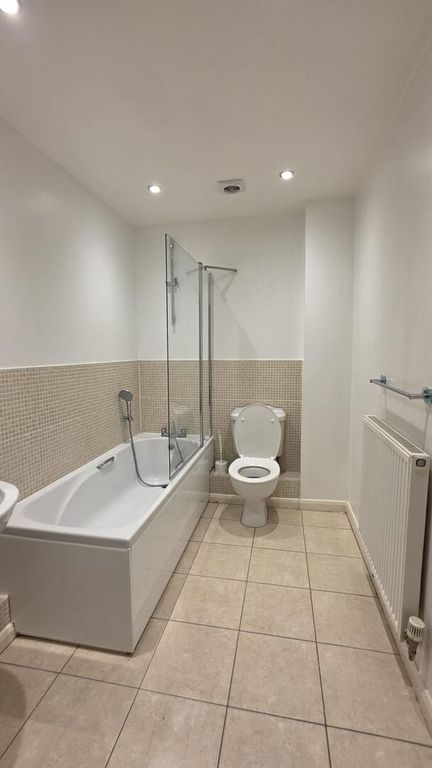 Property photo 2 of 18 Bathroom