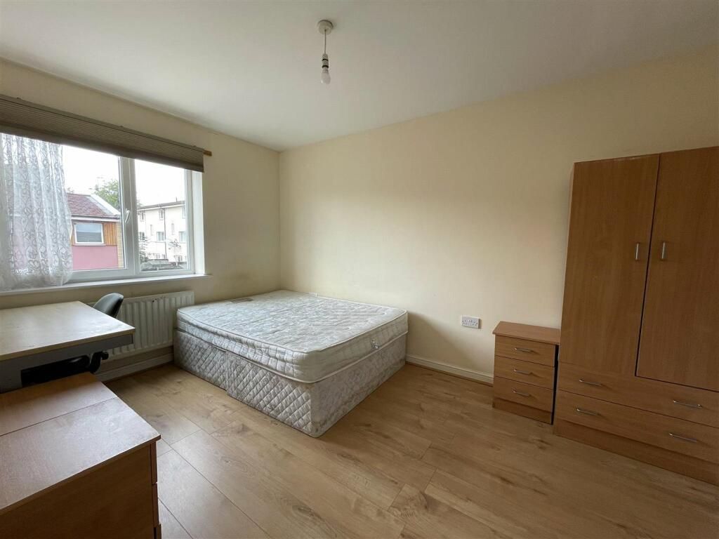 Property photo 3 of 8 54643_Thf220606_L_Img_02_0000.Jpeg