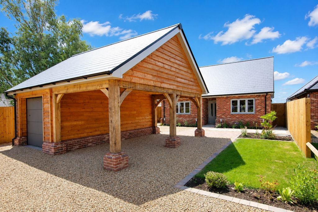 Property photo 1 of 29 Colchester Road, Thorpe Le Soken
