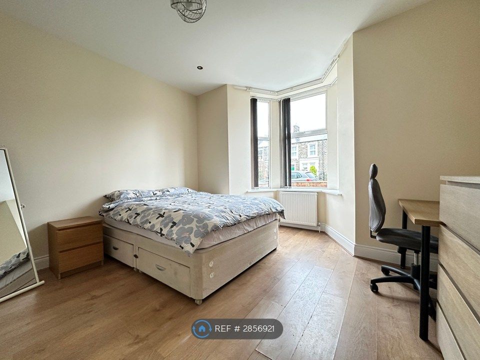 Property photo 1 of 32 Large Front Bedroom