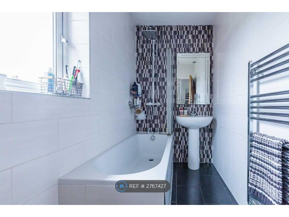 Property photo 2 of 24 Bathroom