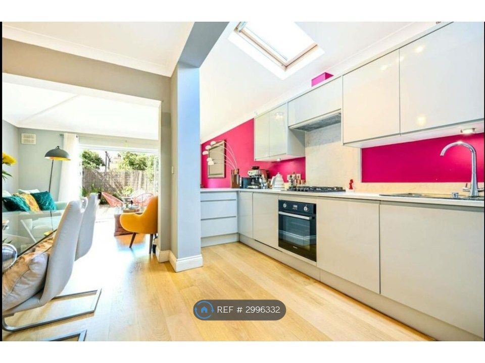 Property photo 3 of 18 Modern Fitted Kitchen