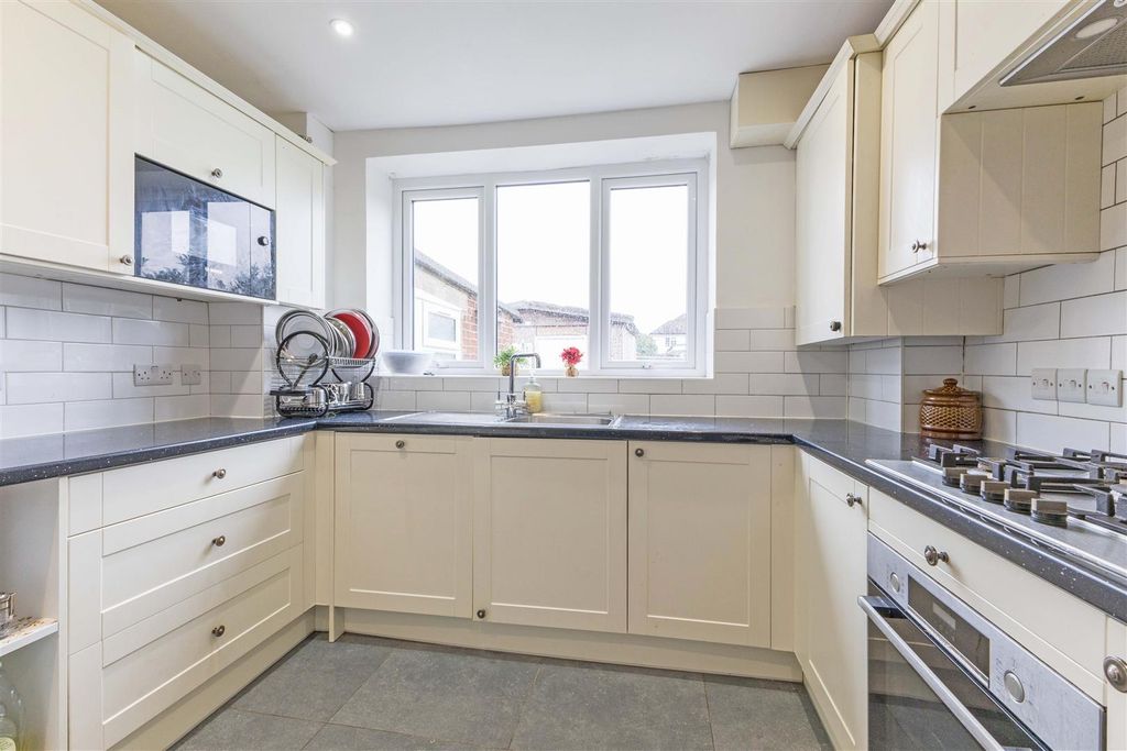 Property photo 2 of 19 95 Moreton Way-15.Jpg