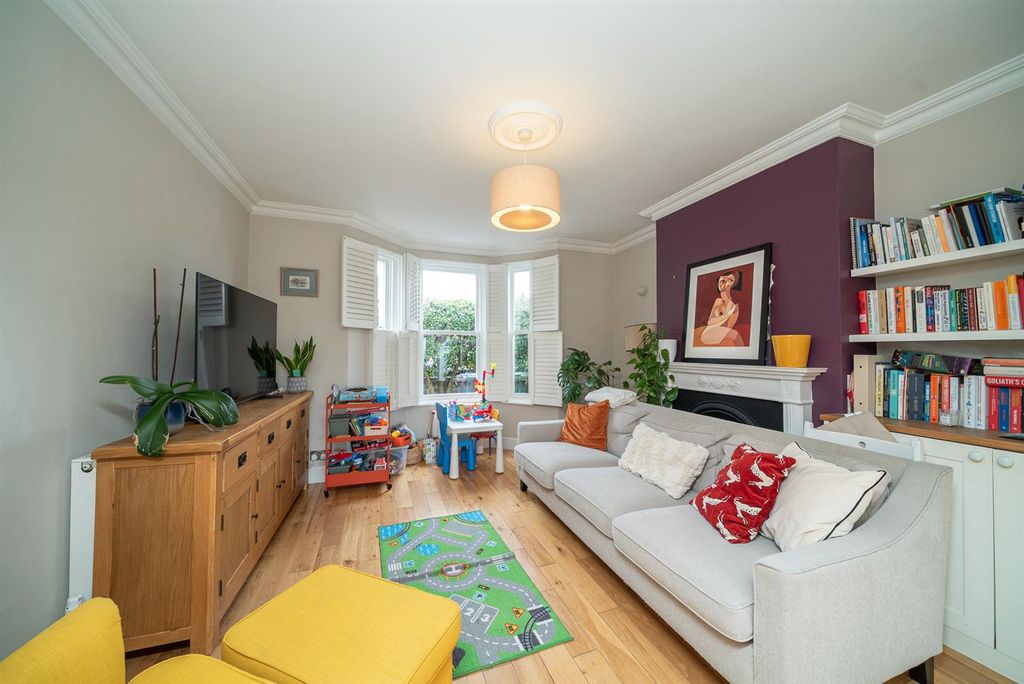 Property photo 2 of 23 4-Oswald-Road-09707.Jpg