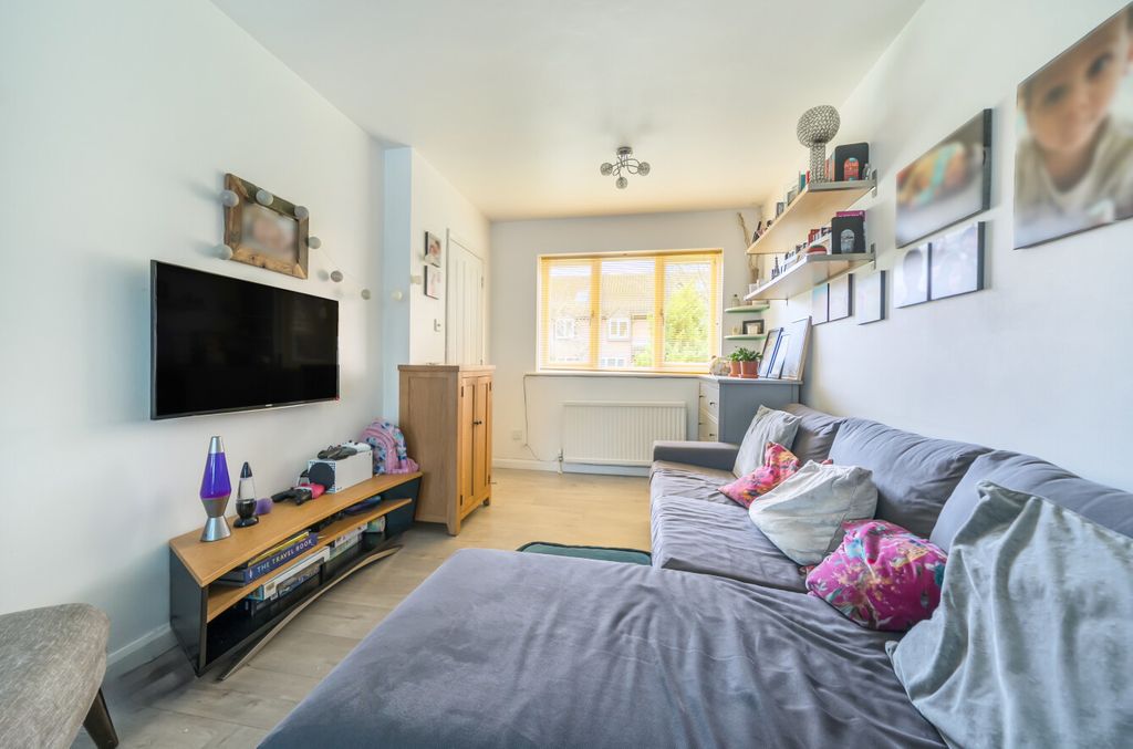 Property photo 3 of 17 1399906-2-696526B...