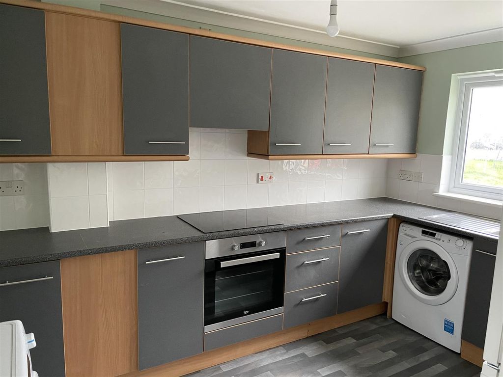 Property photo 2 of 17 Kitchen: