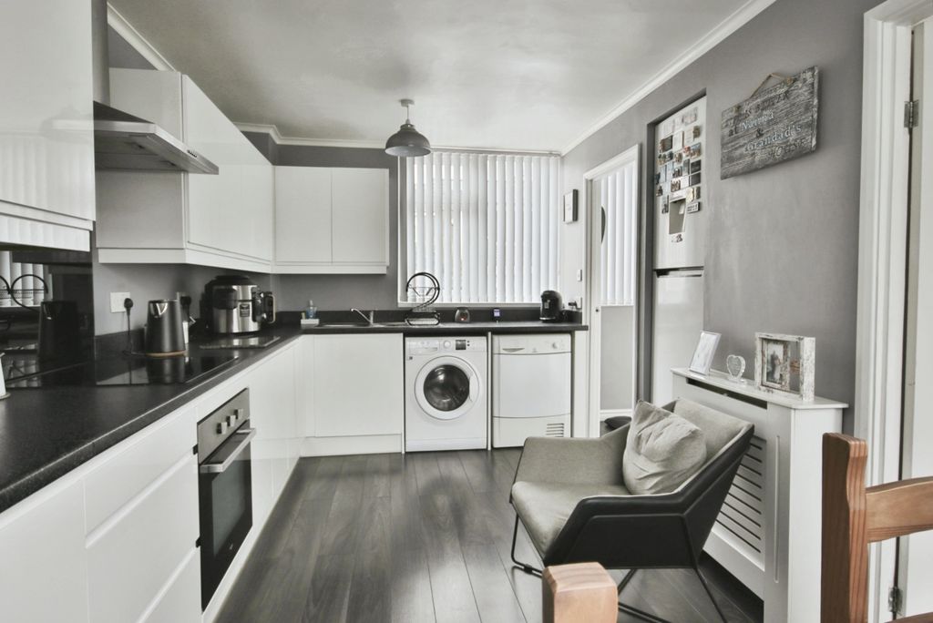 Property photo 2 of 18 4430945