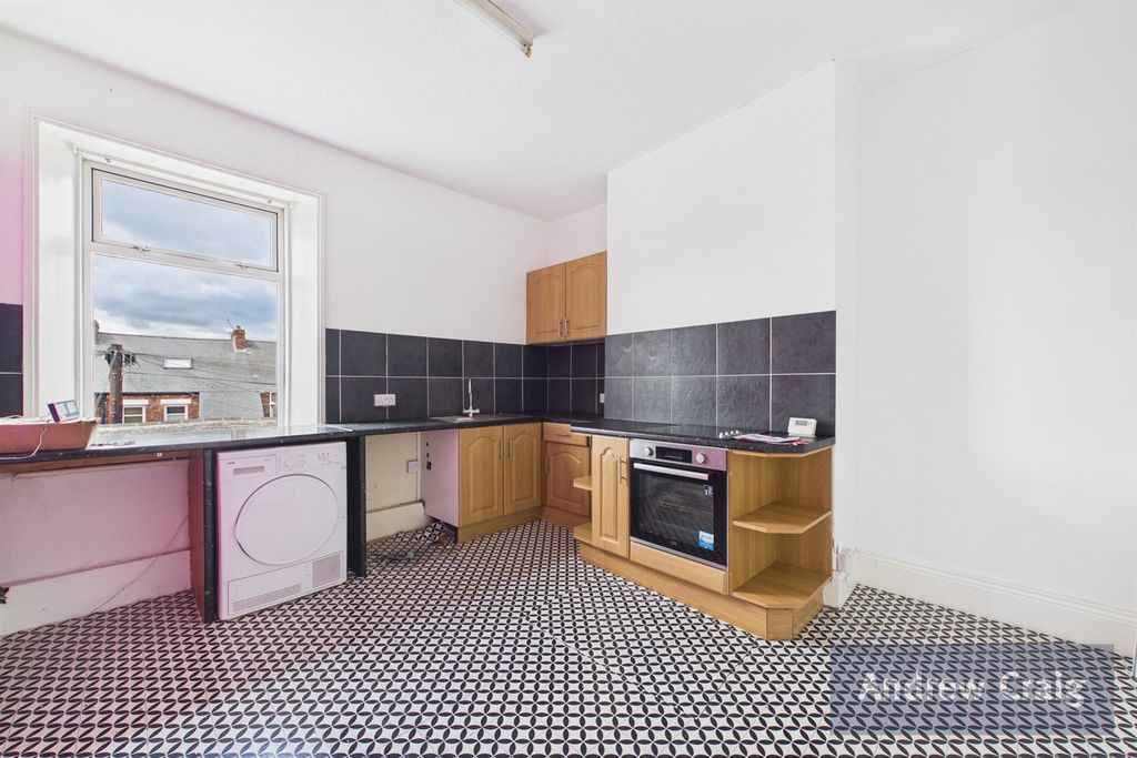 Property photo 3 of 7 Kitchen